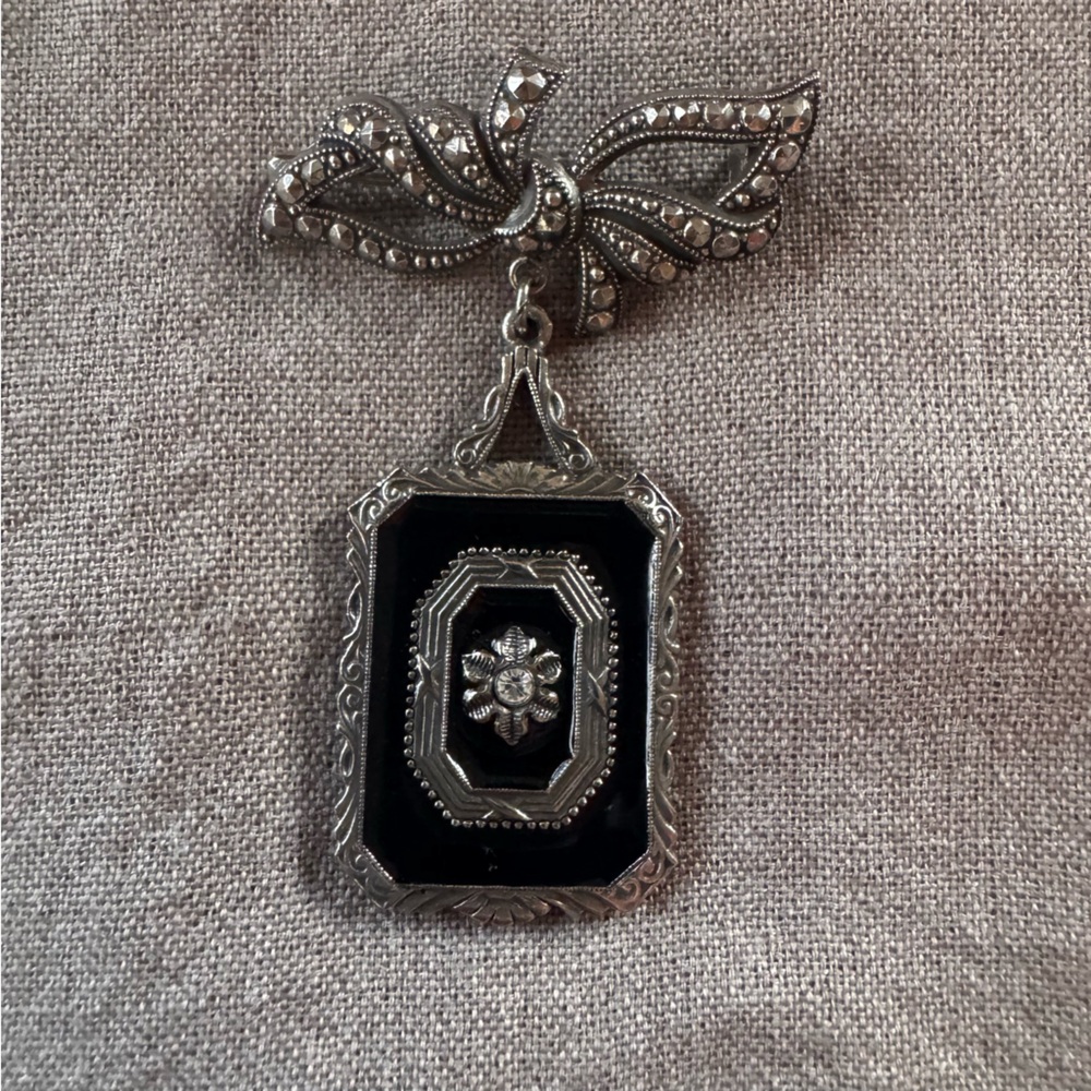 Vintage Marcasite Bow & Black Enamel Pendant Brooch – Ornate Silver Tone
